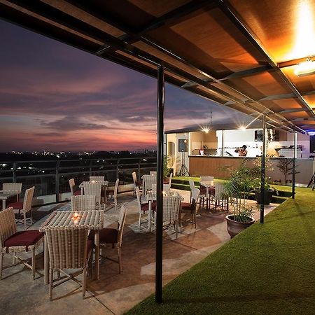 Yellow Star Gejayan Hotel Джокьякарта Экстерьер фото