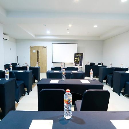 Yellow Star Gejayan Hotel Джокьякарта Экстерьер фото