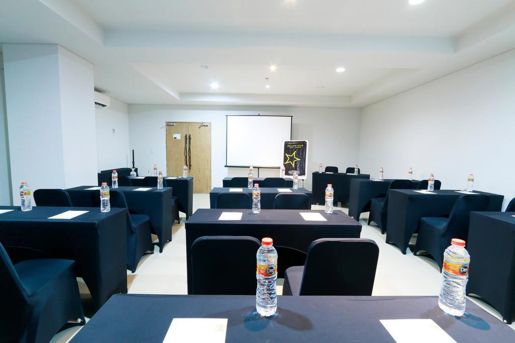 Yellow Star Gejayan Hotel Джокьякарта Экстерьер фото