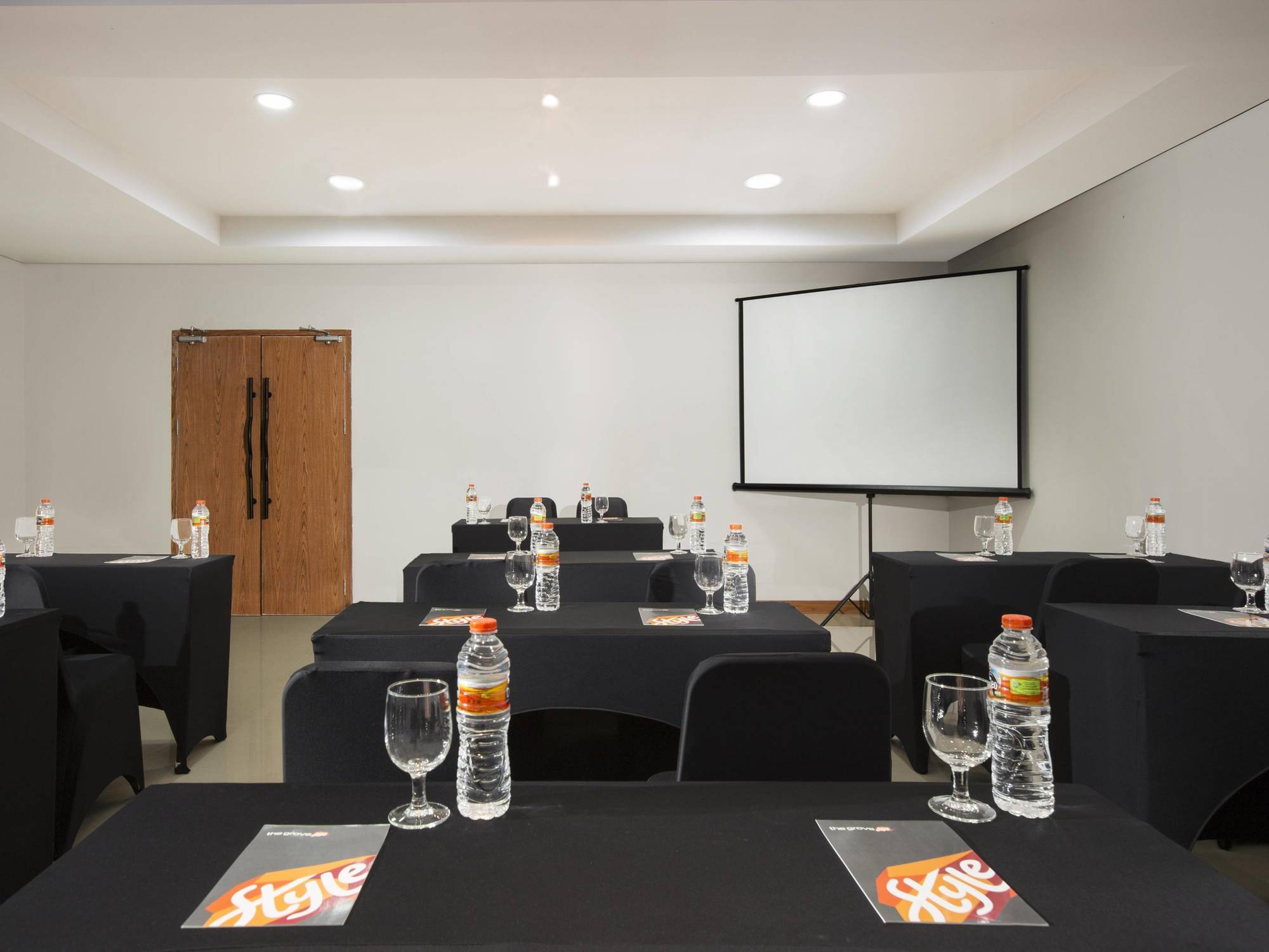 Yellow Star Gejayan Hotel Джокьякарта Экстерьер фото
