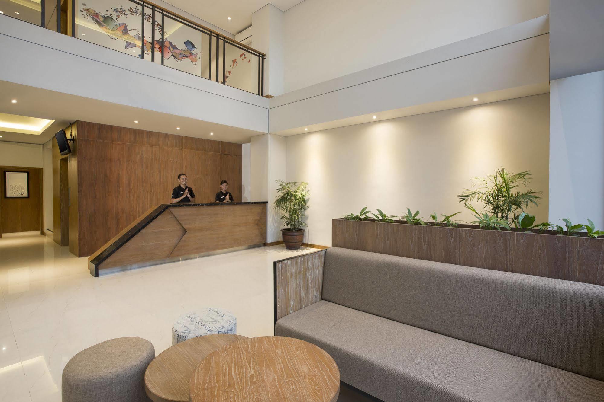 Yellow Star Gejayan Hotel Джокьякарта Экстерьер фото