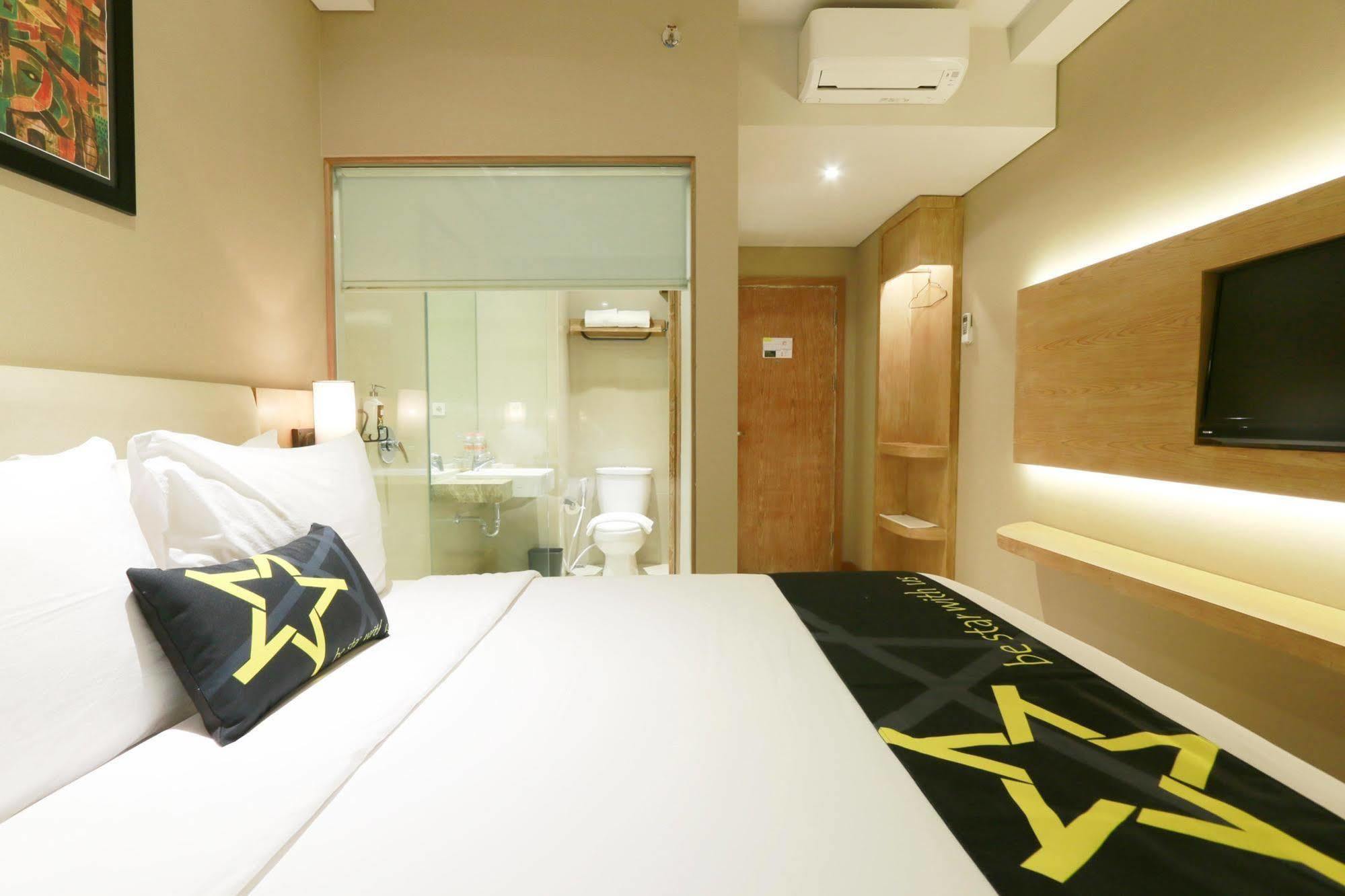Yellow Star Gejayan Hotel Джокьякарта Экстерьер фото