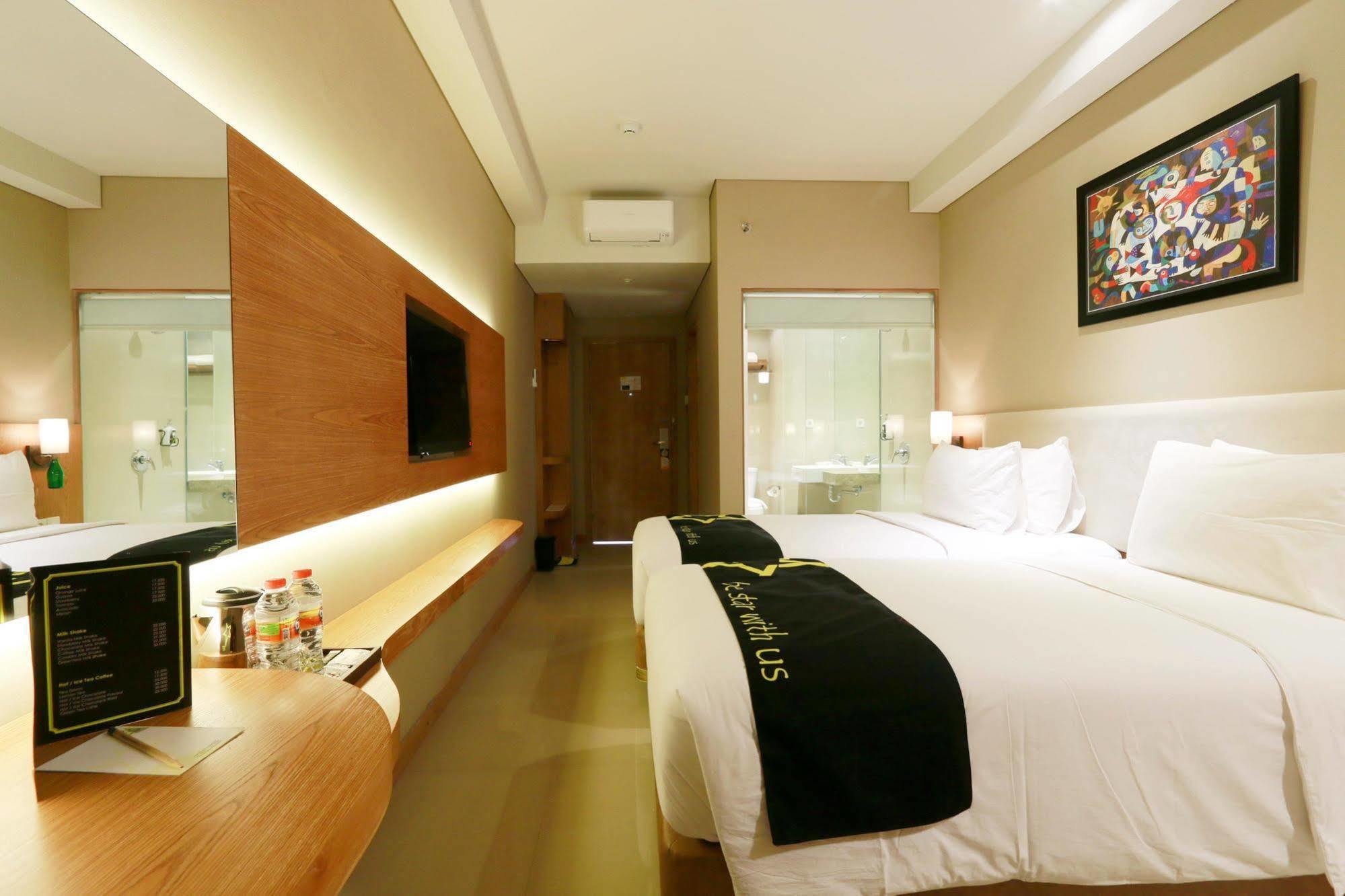 Yellow Star Gejayan Hotel Джокьякарта Экстерьер фото