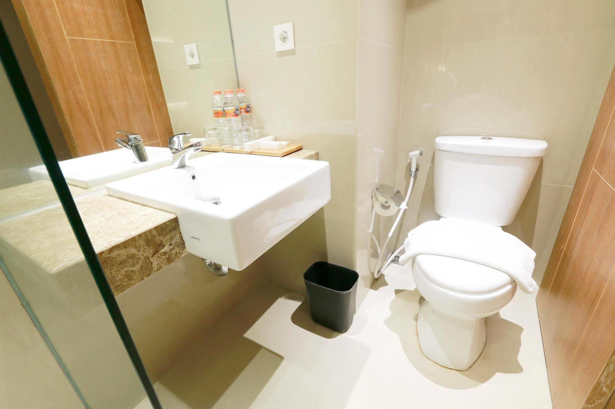 Yellow Star Gejayan Hotel Джокьякарта Экстерьер фото
