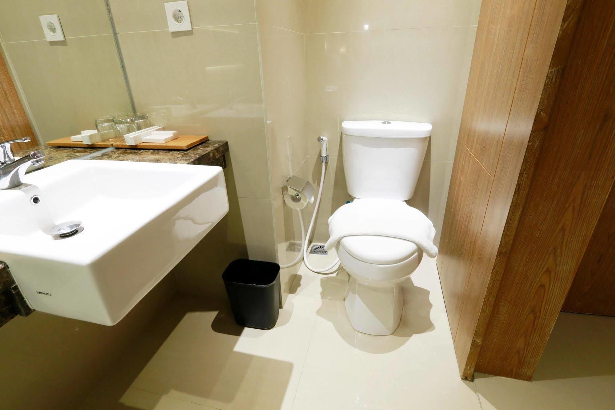 Yellow Star Gejayan Hotel Джокьякарта Экстерьер фото