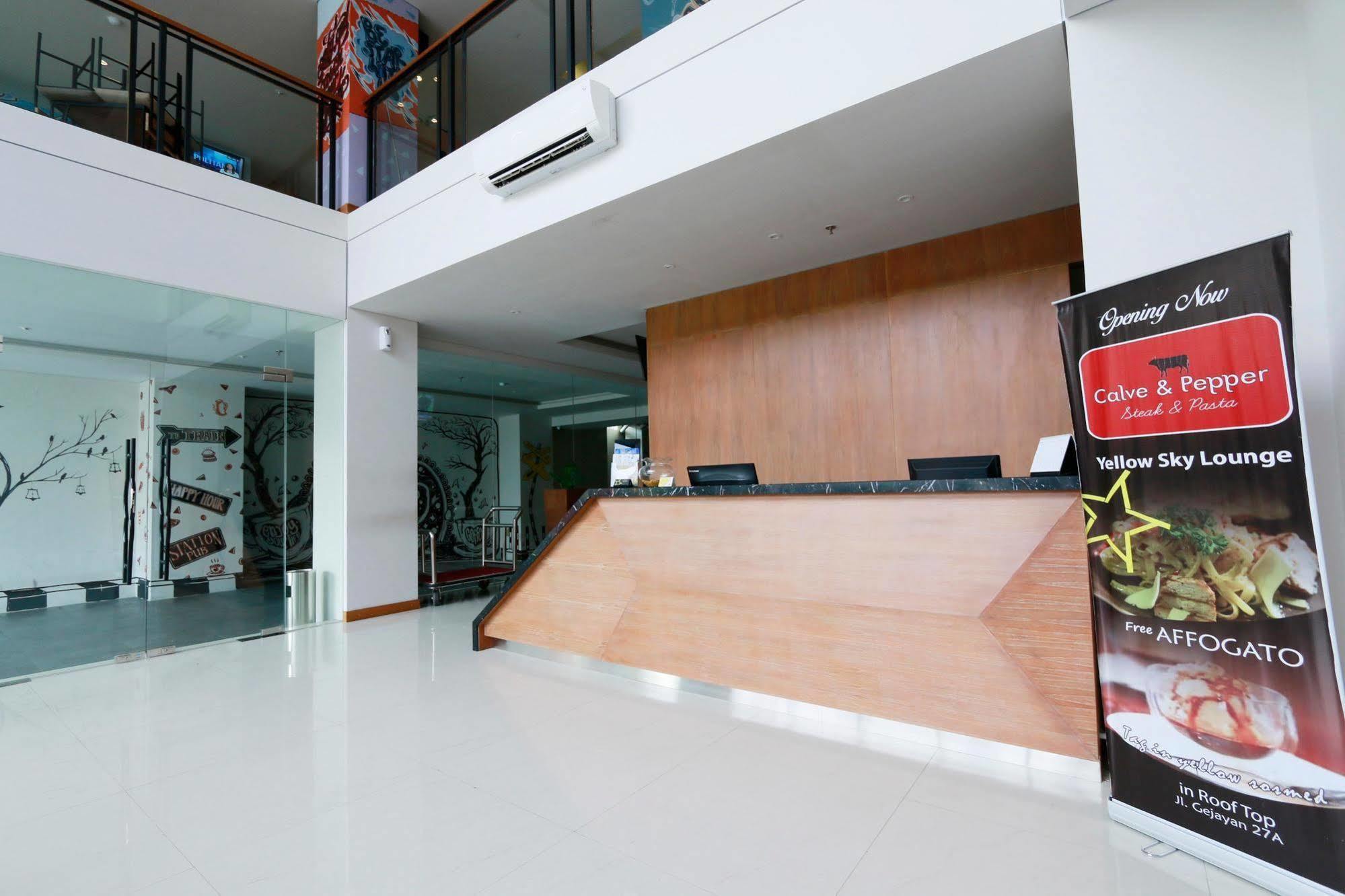 Yellow Star Gejayan Hotel Джокьякарта Экстерьер фото