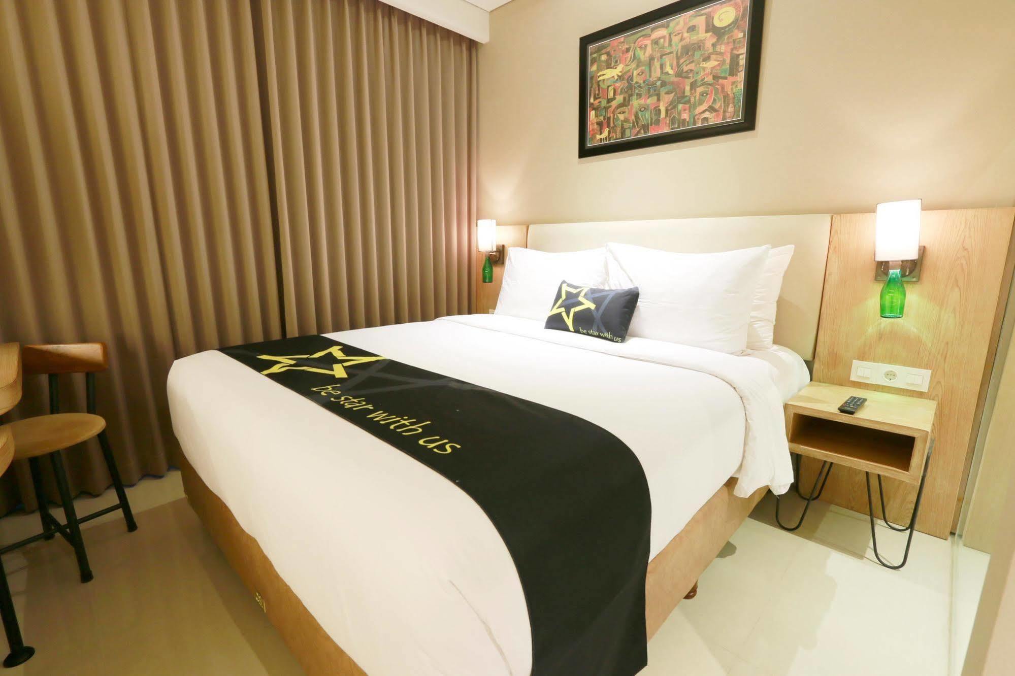 Yellow Star Gejayan Hotel Джокьякарта Экстерьер фото