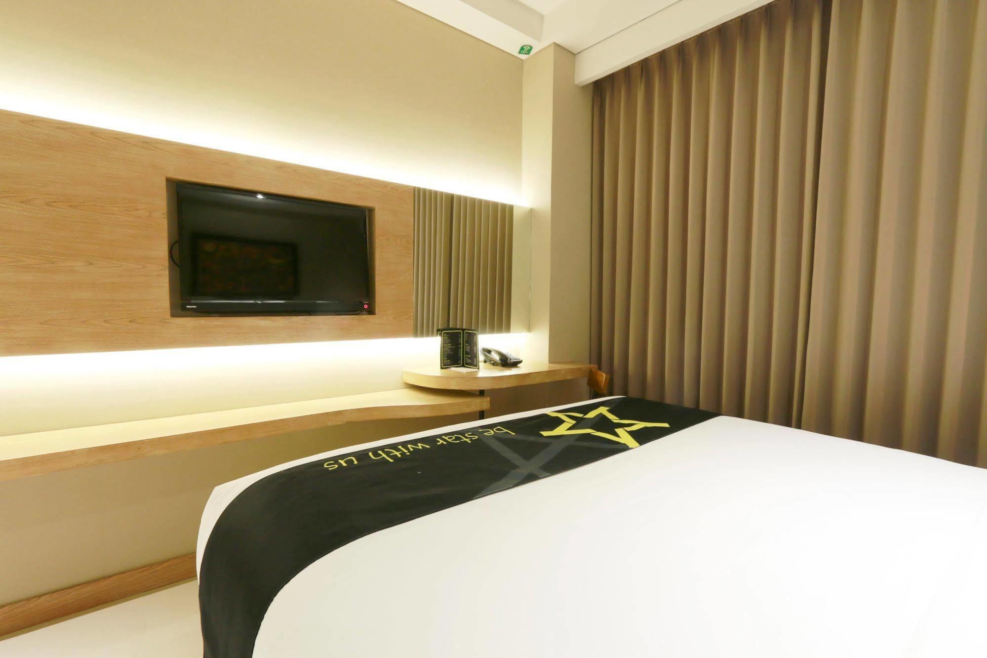 Yellow Star Gejayan Hotel Джокьякарта Экстерьер фото
