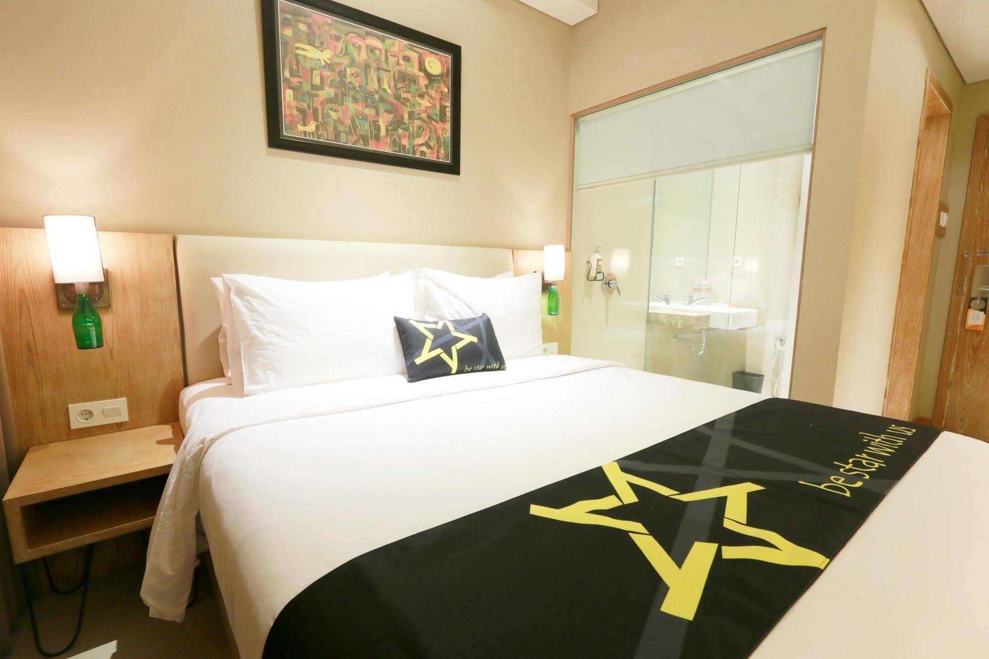 Yellow Star Gejayan Hotel Джокьякарта Экстерьер фото