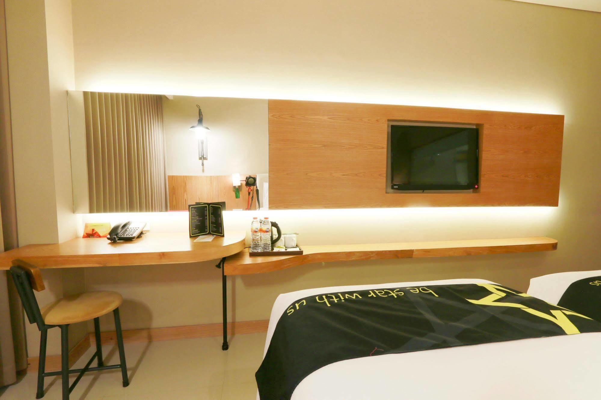 Yellow Star Gejayan Hotel Джокьякарта Экстерьер фото