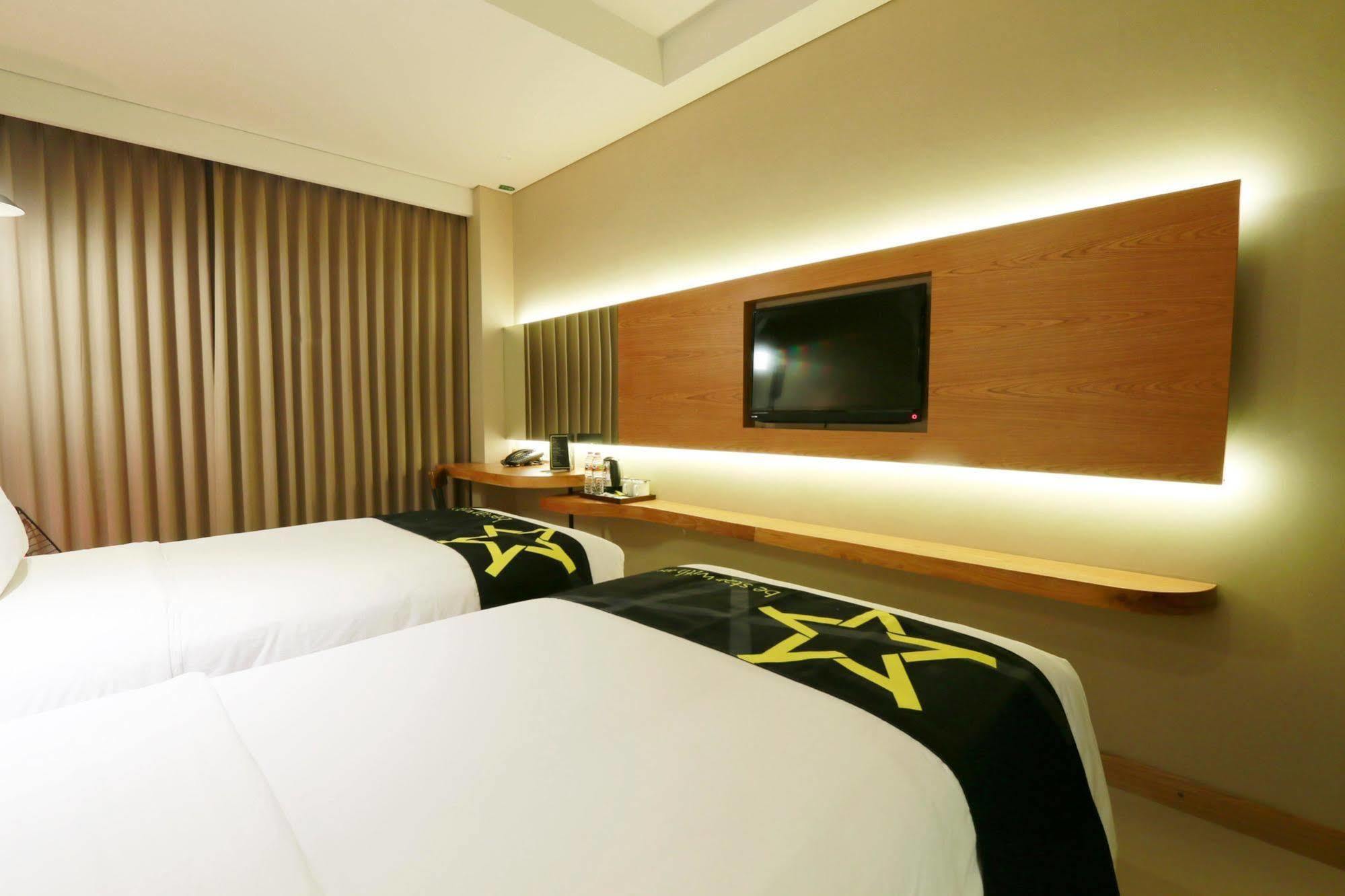 Yellow Star Gejayan Hotel Джокьякарта Экстерьер фото