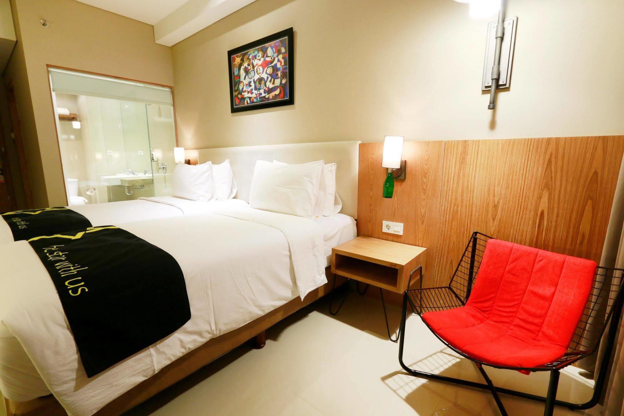 Yellow Star Gejayan Hotel Джокьякарта Экстерьер фото