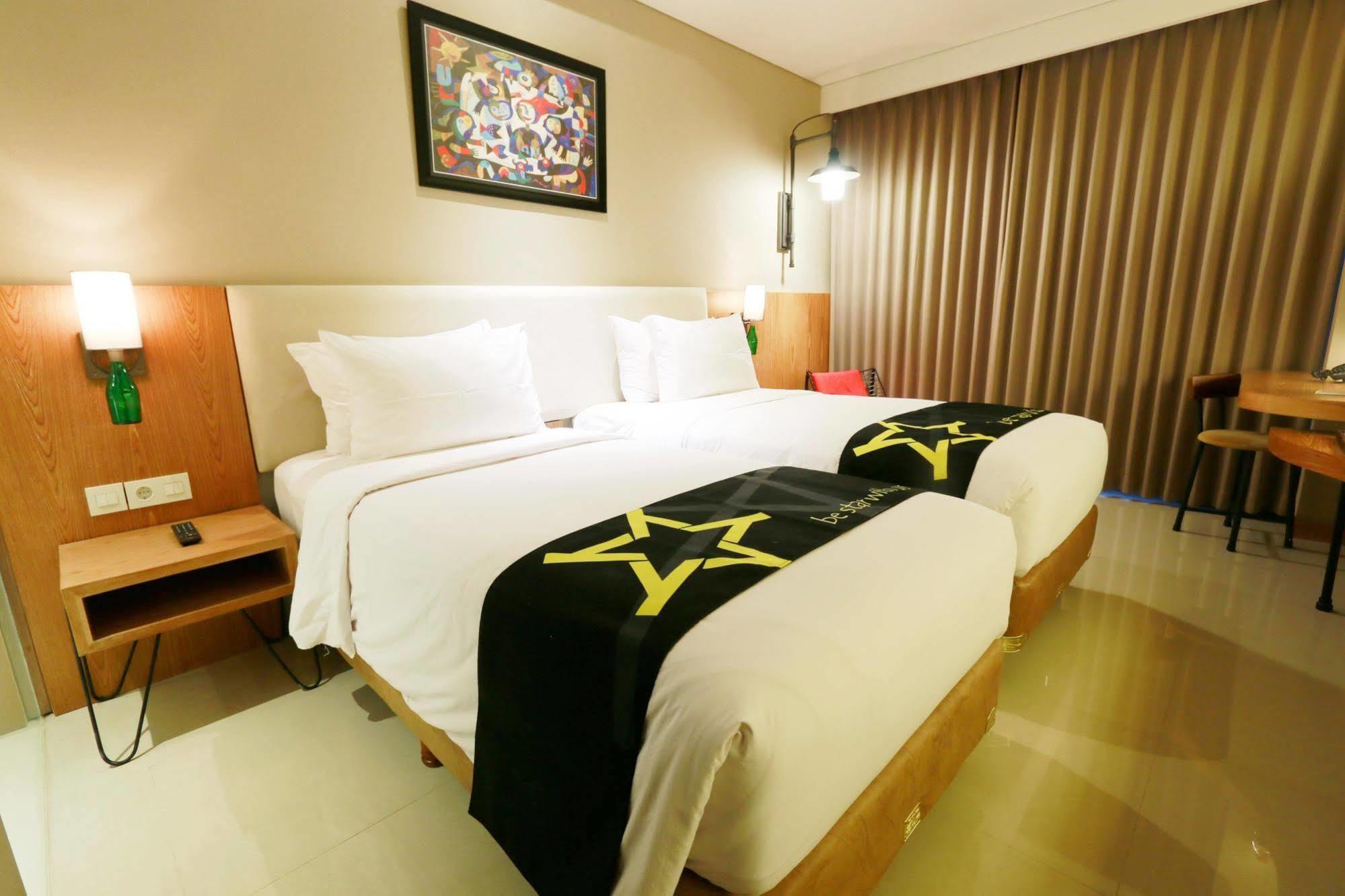 Yellow Star Gejayan Hotel Джокьякарта Экстерьер фото