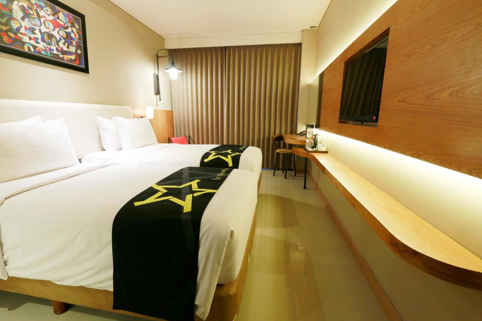 Yellow Star Gejayan Hotel Джокьякарта Экстерьер фото