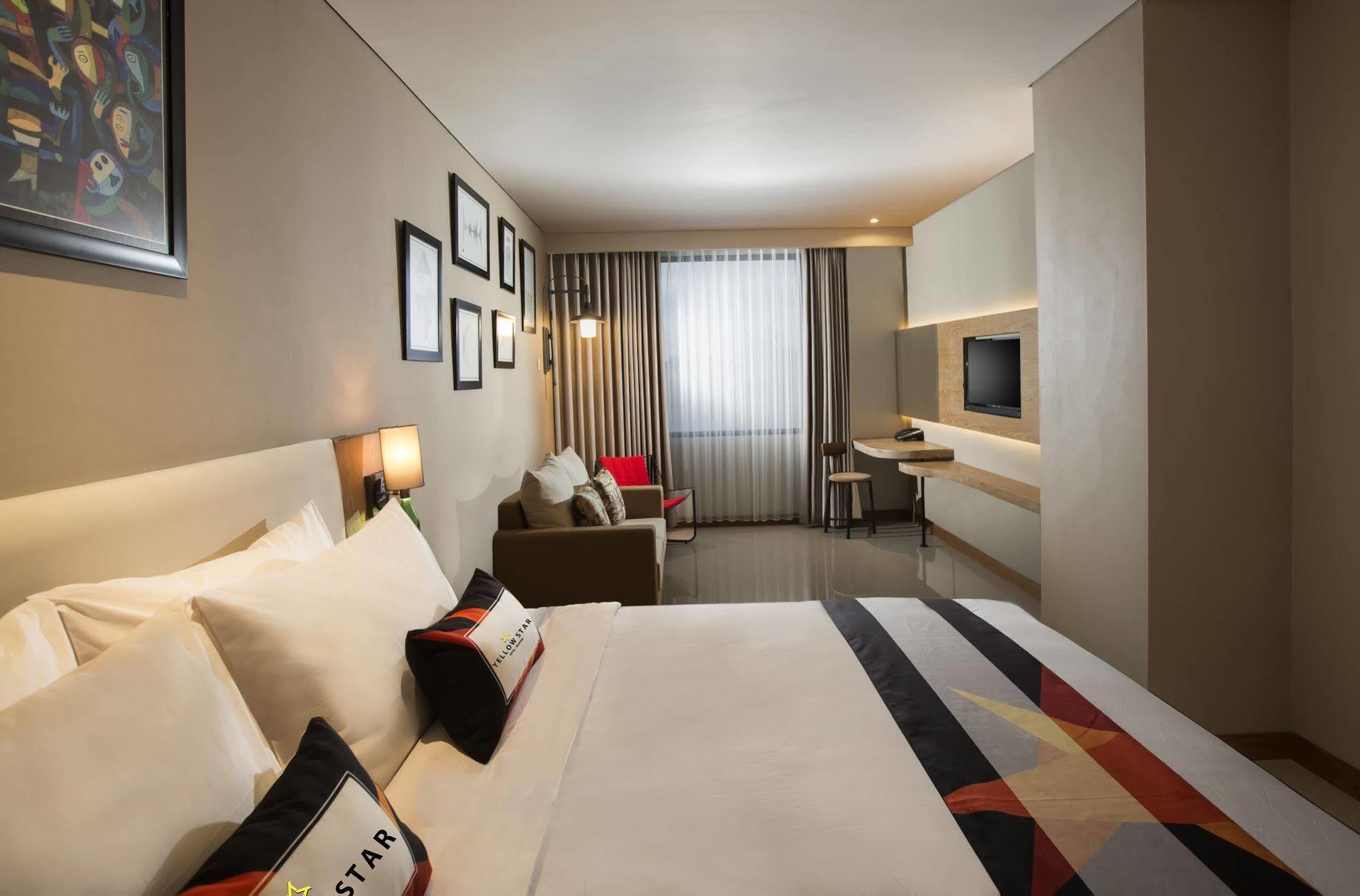 Yellow Star Gejayan Hotel Джокьякарта Экстерьер фото