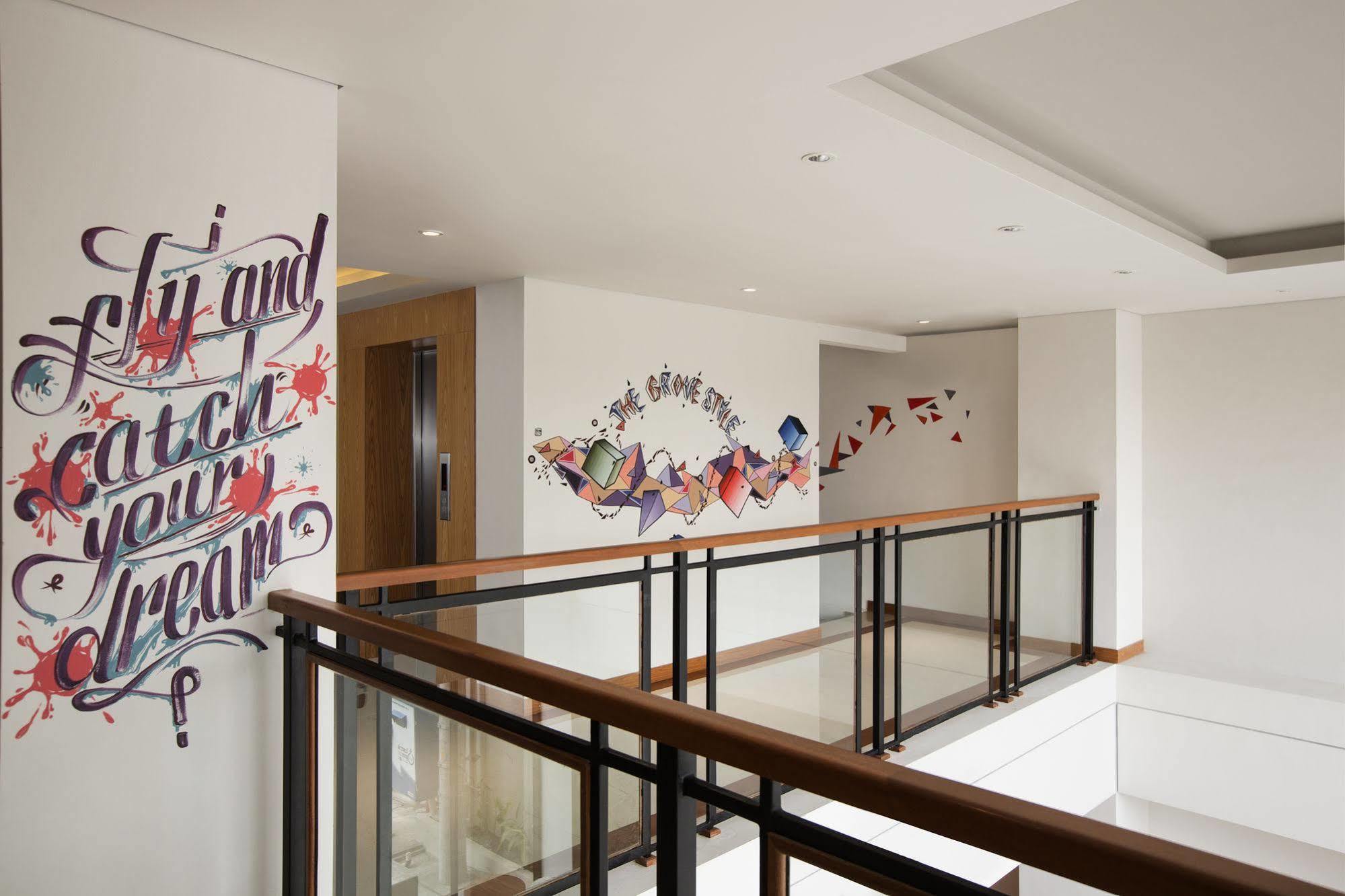 Yellow Star Gejayan Hotel Джокьякарта Экстерьер фото